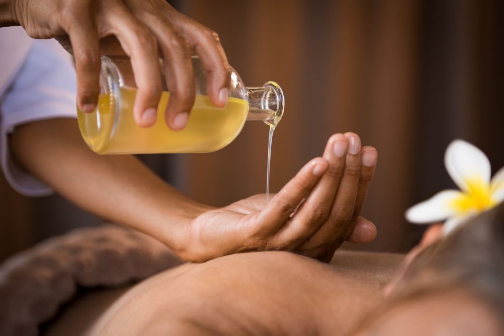 Avslappnande bad med citronolja och ljus för aromaterapi