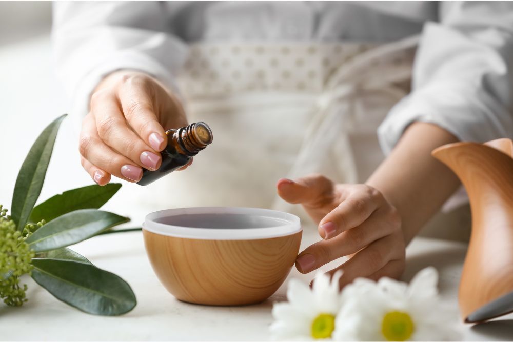 Kvinna som slappnar av med aromaterapi och eteriska oljor