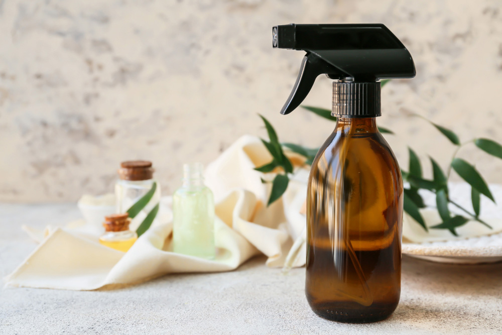 Sprayflaska med naturliga eteriska oljor och blommor för att göra egna doftblandningar.
