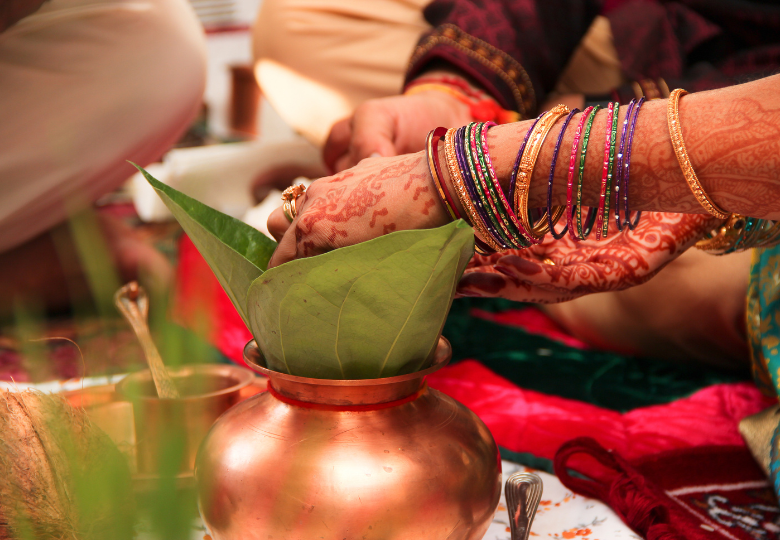 Modern diffuser bredvid traditionella indianska symboler
