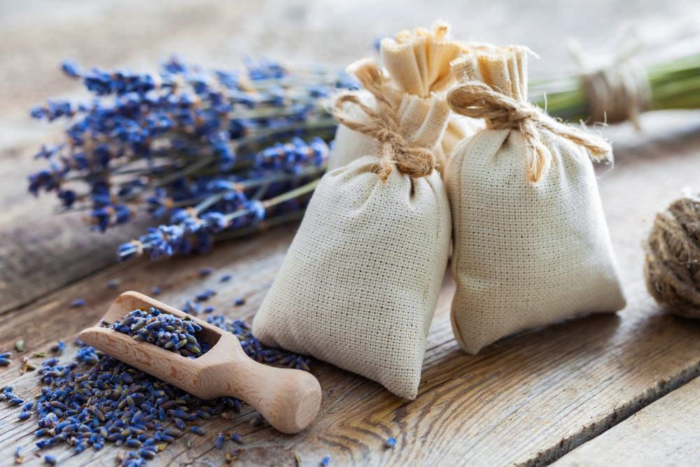 Doftpåsar av tyg med lavendel till garderoben