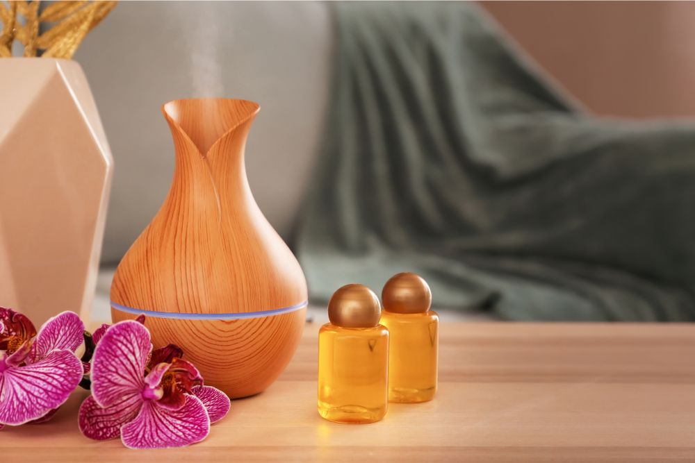 Aromadiffusor med blomma och oljor – symbol för avkoppling med aromaterapi