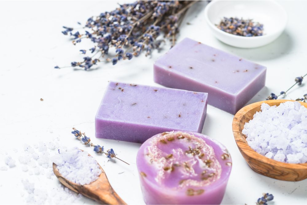 Lila lavendeltvål och naturlig kosmetika med eterisk olja – inspiration för egen tillverkning.