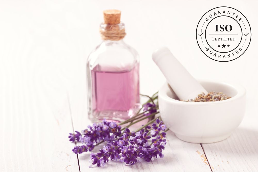 Eterisk olja med lavendel och en symbol för ISO-certifiering – ett exempel på fokus på kvalitet och renhet.