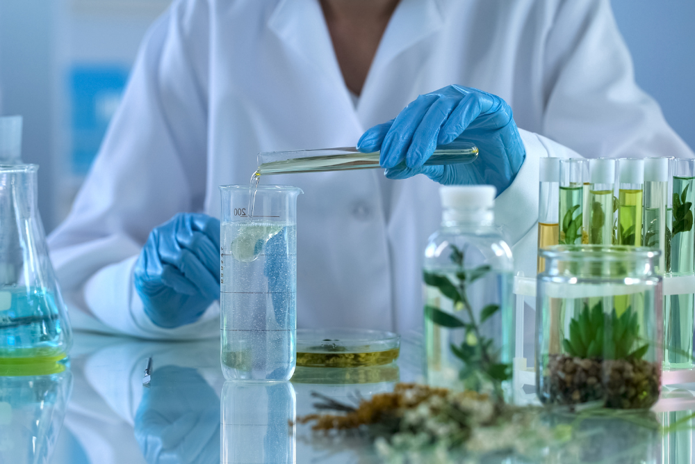 Forskare analyserar eteriska oljor i ett laboratorium – forskning om naturliga ämnen och aromaterapi