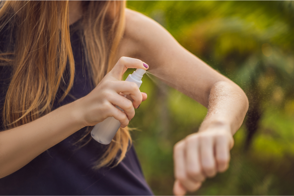 Applicering av naturlig spray på huden – illustration av ett skonsamt alternativ till kemiska insektsmedel.