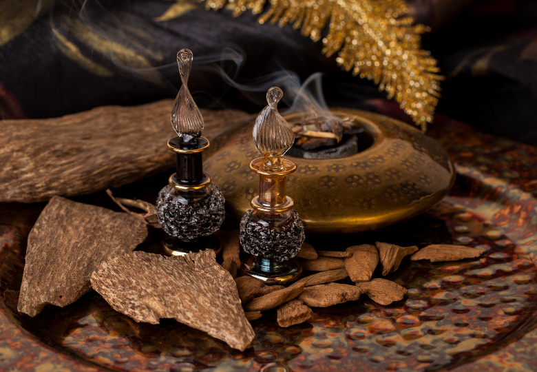 Traditionella indianska ritualföremål med eteriska oljor och örter på ett träbord